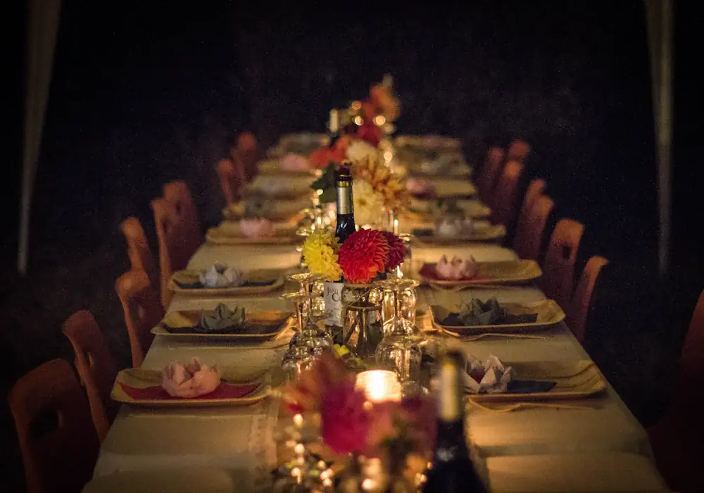 Longue table dressée pour un dîner privé